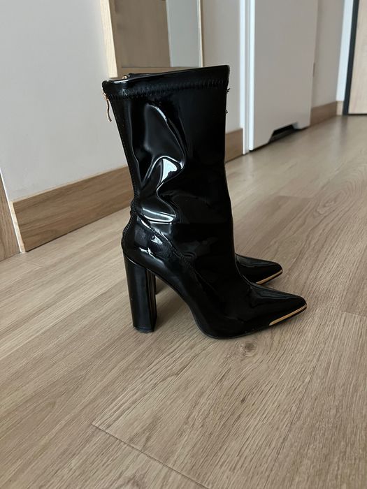 Lakierowane botki na obcasie