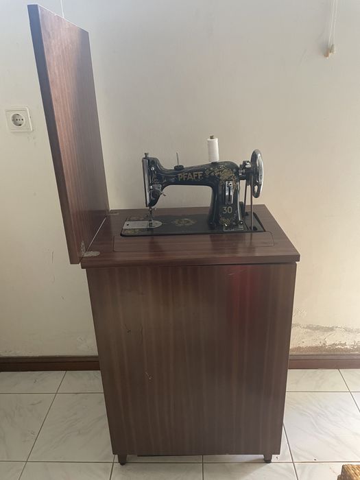 Máquina de costura Pfaff, antiga, com móvel em fórmica