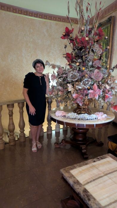 Ведуча зі смаком гумору .