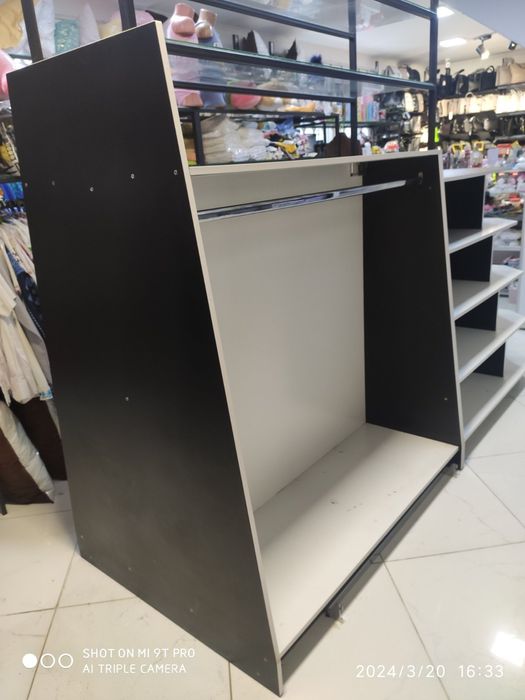 Продається острівна торгова вітрина