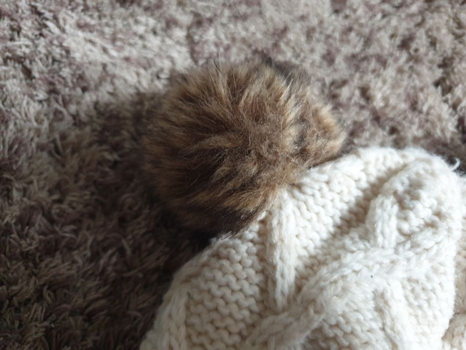 Kremowa czapka z pomponami , zimowa, ocieplana 6-12 miesiecy