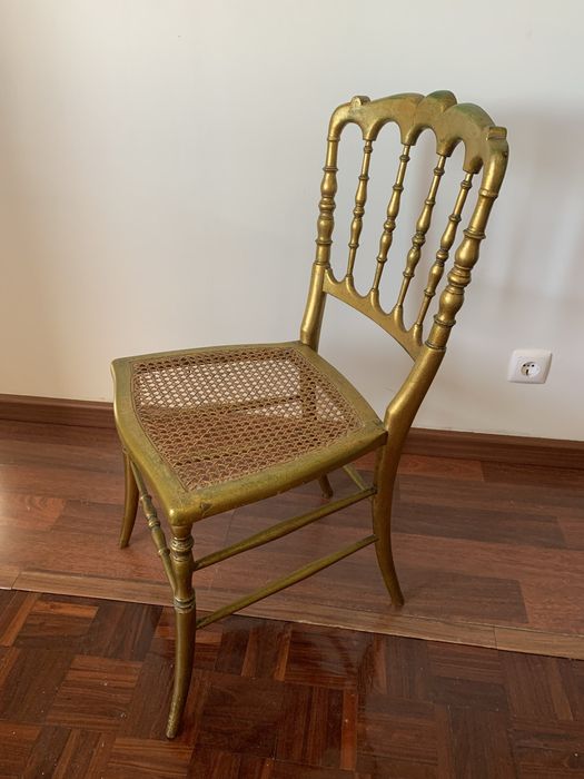Cadeira antiga dourada