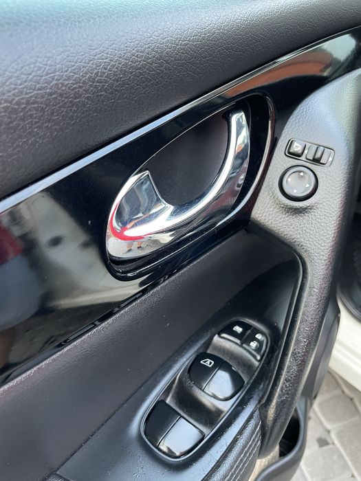 Автомобіль Nissan, максимальна комплектація.