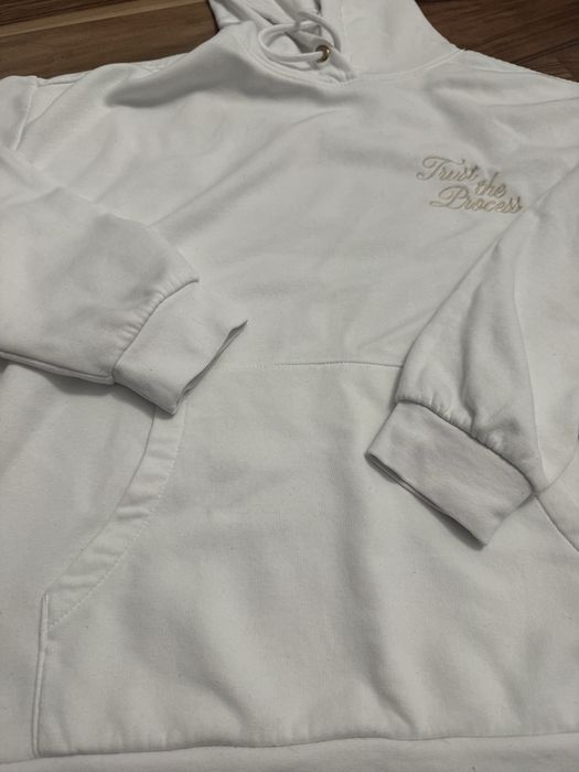 Kremowa bluza z kapturem