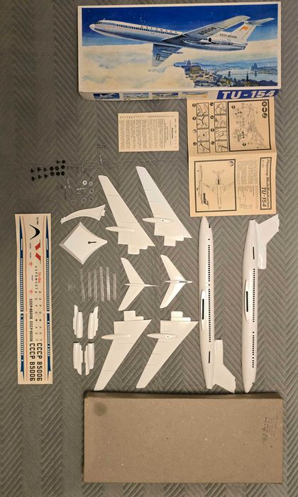 Model samolotu TU-154 – VEB Plasticart 1:100 (NRD / vintage)