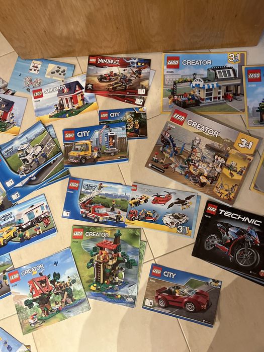 500+ peças de lego com múltiplos manuais de instruções