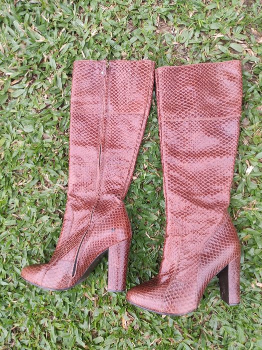 Par de botas novas  de senhora em pele de cobra