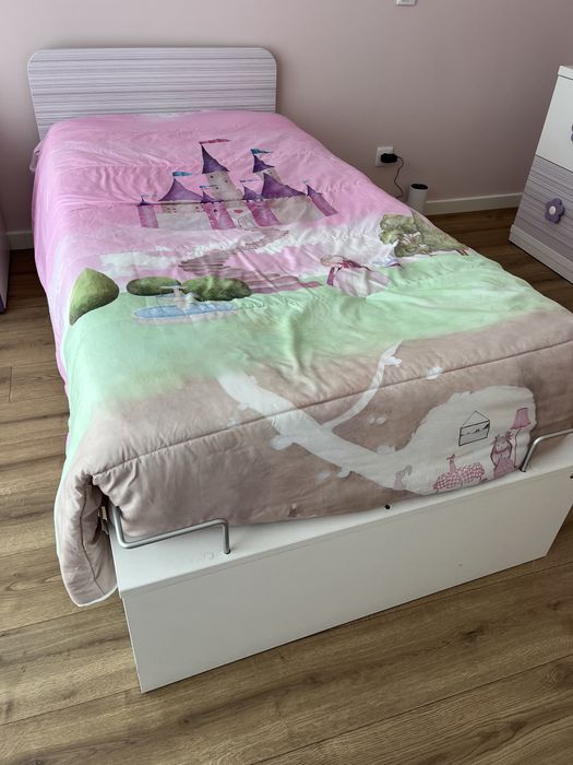 Cama de solteiro , colchão e edredão