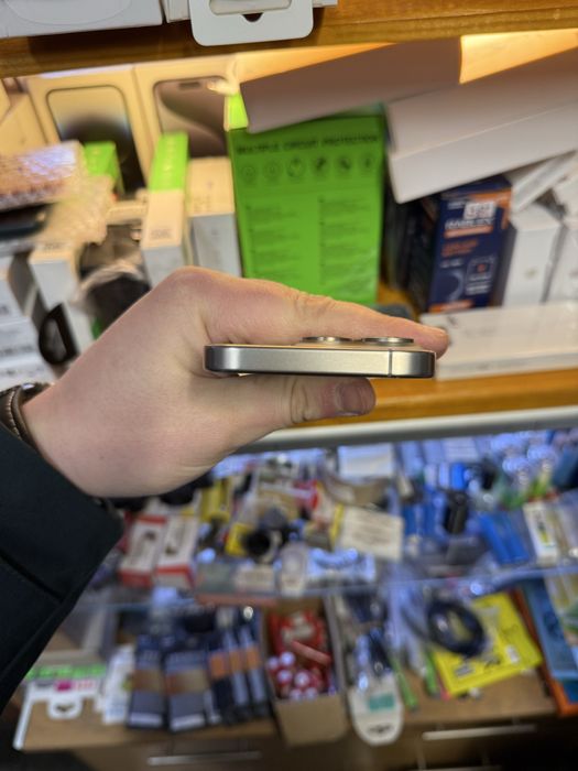 Продам Iphone 15 Pro 256 GB Natural Titan 90%