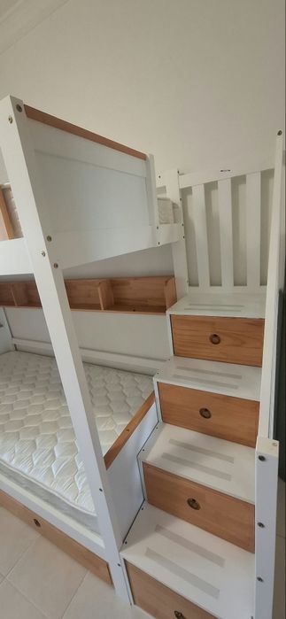 Beliche com escadas, 6 gavetas e 2 colchões — apenas 7 meses
