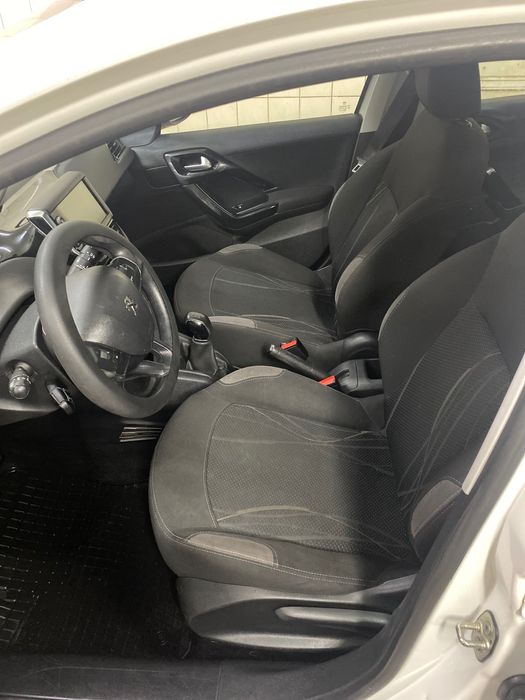 Авто Peugeot 208 2013 року