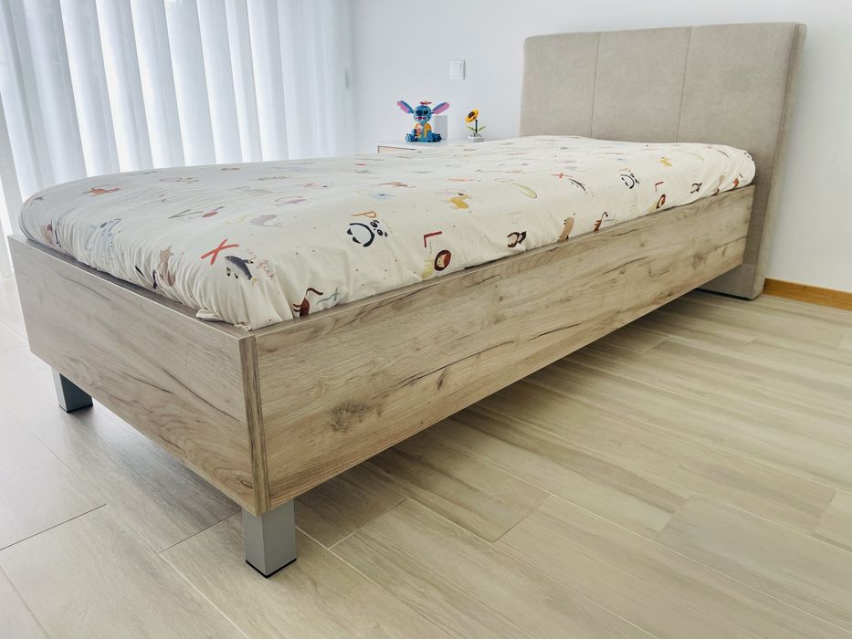 Cama solteiro com mesinha de cabeceira e colchao