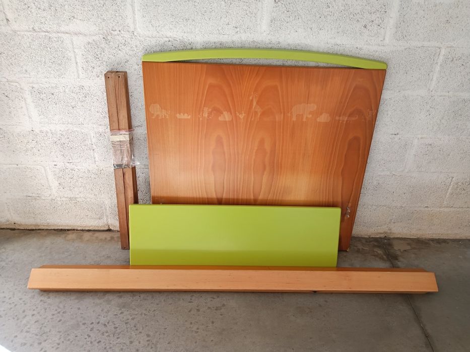 Cama de solteiro com estrado e colchão, medidas: 103/103/190cm.
Exempl