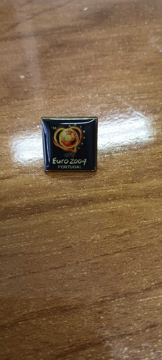 Euro 2004 - gifts oficiais (relógio Swatch, prato Vista Alegre e pin)