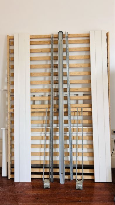 Cama de casal IKEA Hemnes em madeira branca (140x200cm), incluindo colchão de molas ensacadas Hövåg.