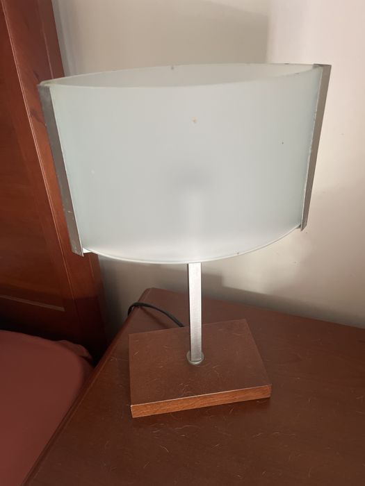 Candeeiro de teto e mesa de cabeceira