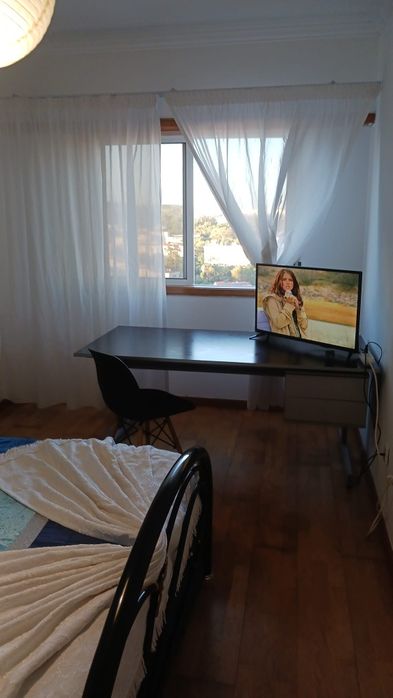 Alugo quarto espaçoso com muita luz natural mobilado com tv