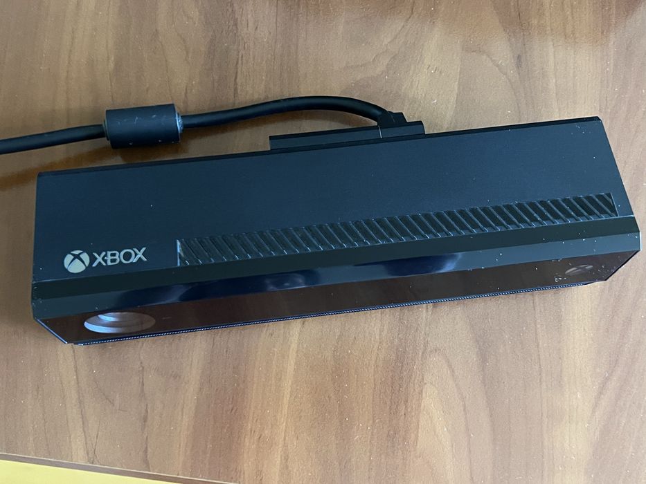 konsola Xbox One + dwa pady + sensor kinect + pilot zdalnego sterowania