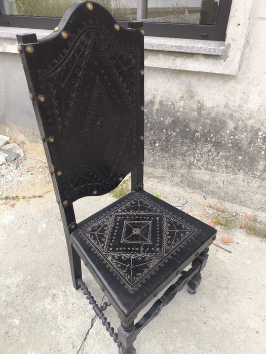 Cadeira vintage estilo espanhol colonial em couro lavrado e madeira