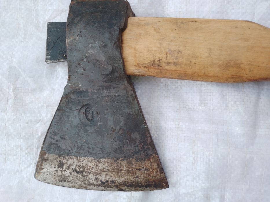 Сокира , топор , колун , вила , пилка. Ключ газовый,  лопатка саперная