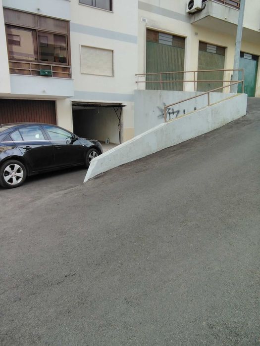 Aluga-se garagem/armazém