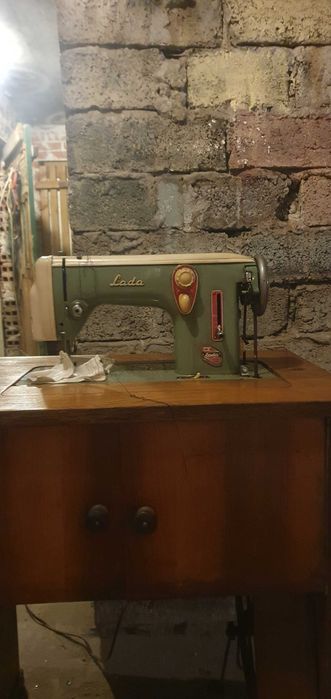 Maszyna do szycia Lada z szafką – sprawna, solidna, klasyka