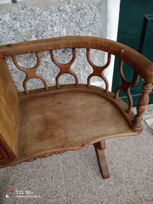 Banco de entrada vintage a precisar de restauro.