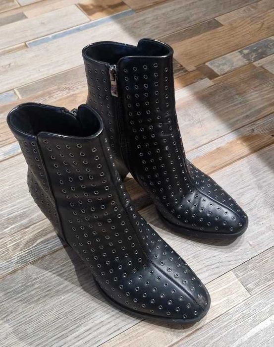 Skórzane botki z ćwiekami Wittchen