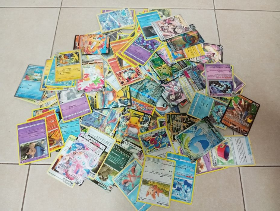 Monte da cartas Pokémon.