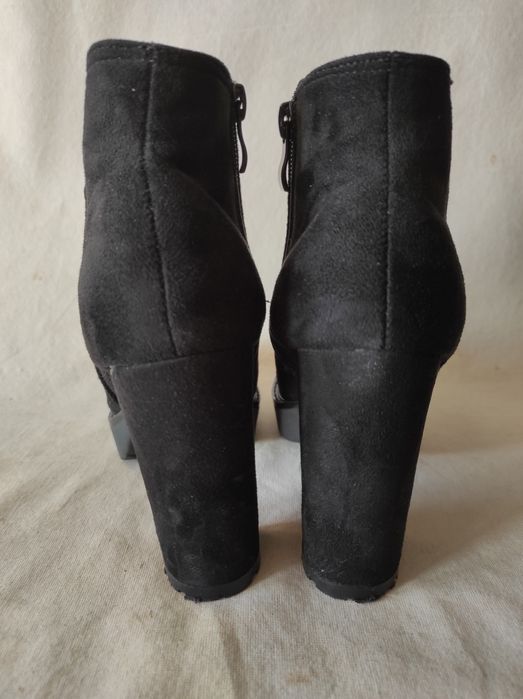 Botki damskie zamszowe czarne na słupku nr 36