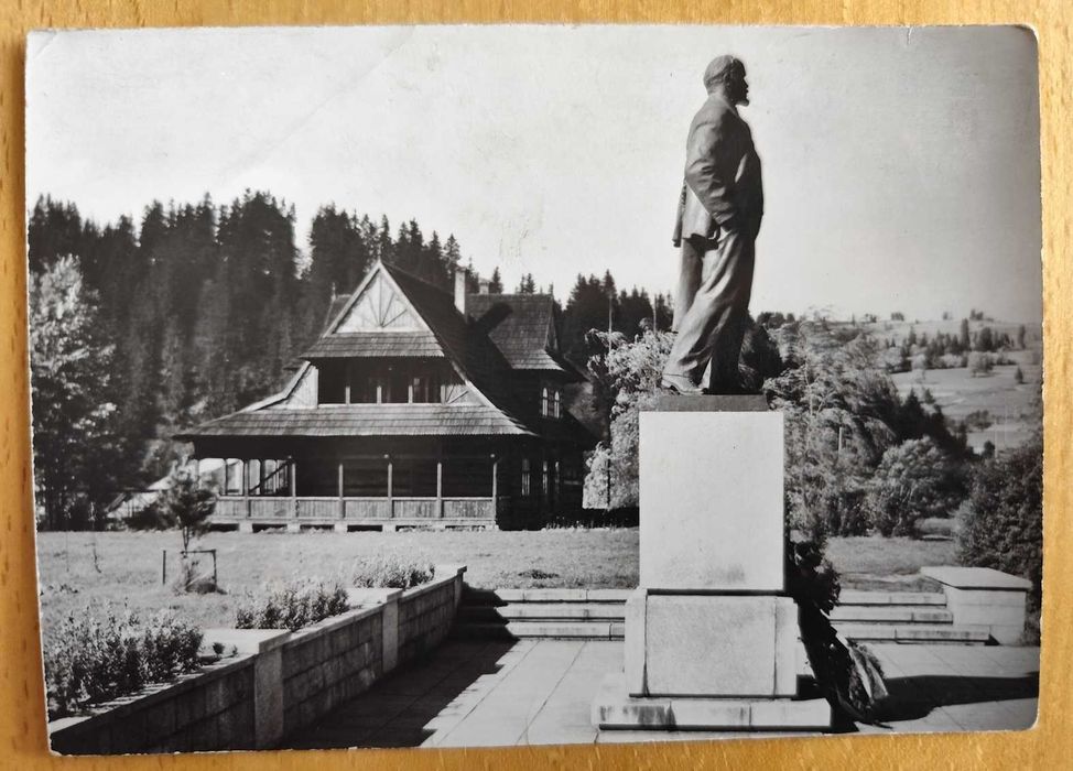 Pocztówka Poronin Muzeum i Pomnik Lenina fot. L. Święcki okres PRL