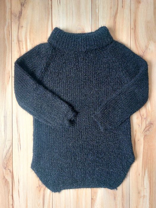 Czarny sweter z golfem