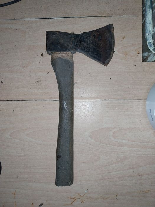 Stara siekiera z trzonkiem