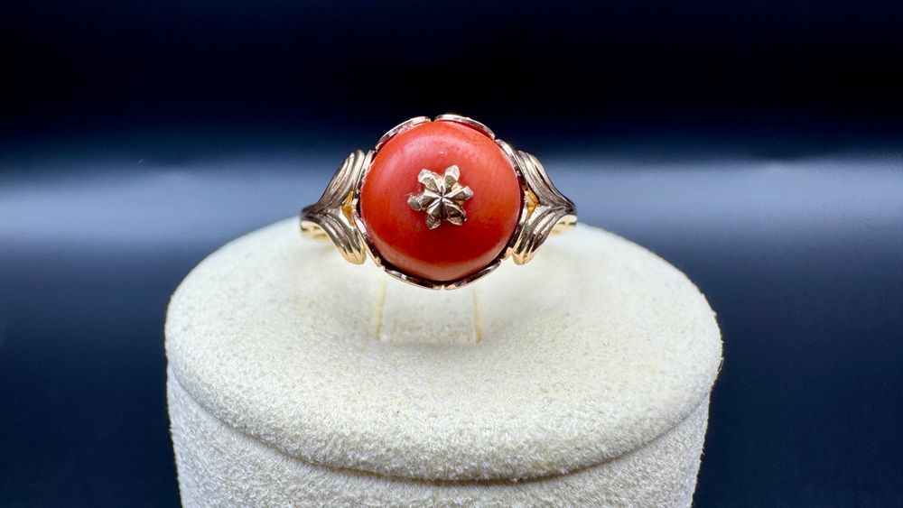 Złoty pierścionek z koralem; 14ct 583, waga: 3,73g, rozmiar: 17