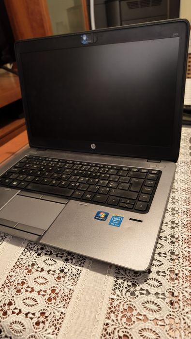 Computador HP com carregador incluído