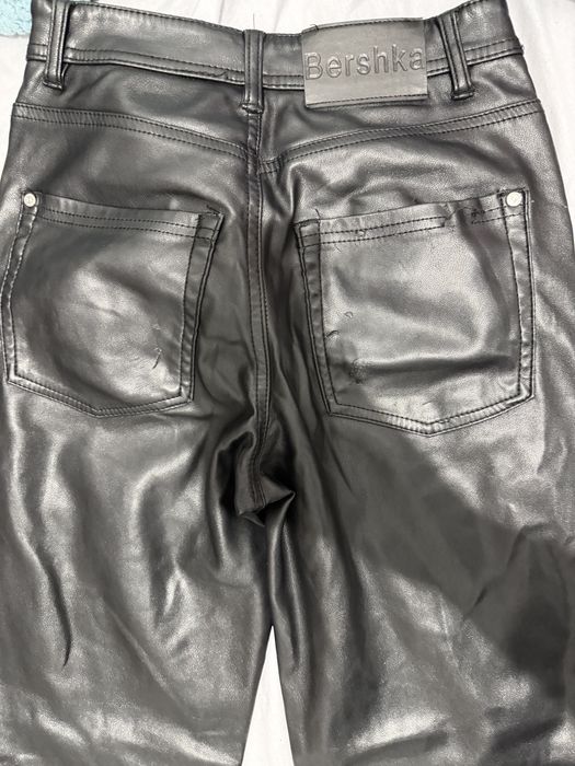 Calça reta preta de couro sintético XS - Bershka