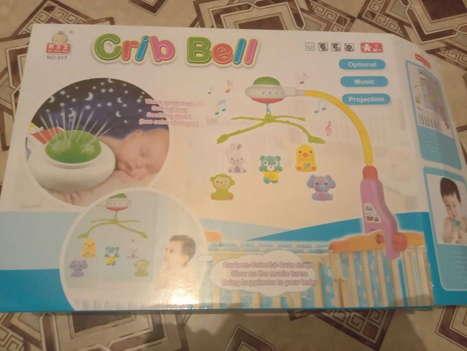 Karuzela z projektorem dla niemowlaka