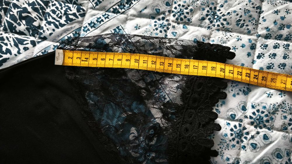 T-shirt Preta Elegante com Mangas de Renda Tamanho XL