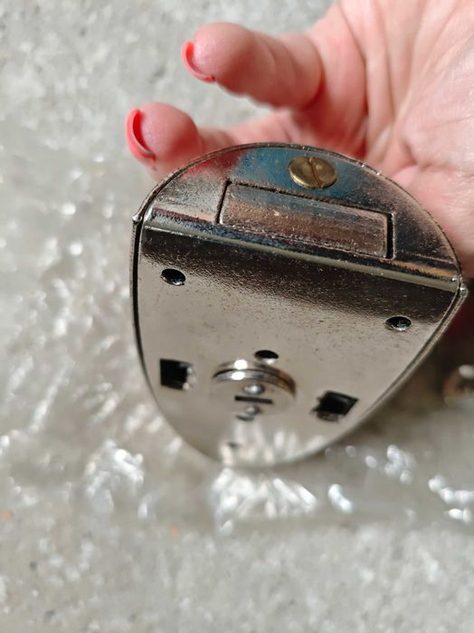 Zamek nawierzchniowy do drzwi