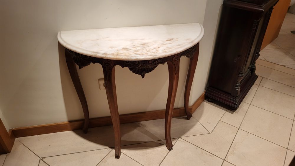 Mesa/ Credência em meia lua com tampo em mármore