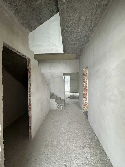 Дуплекс з гаражем неподалік АТБ / ділянка + гараж / міські комунікації