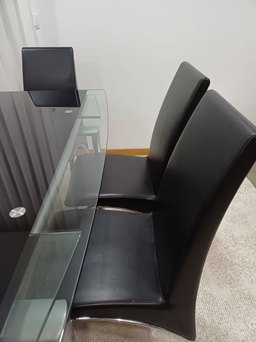 Mesa de jantar e cadeiras incluídas