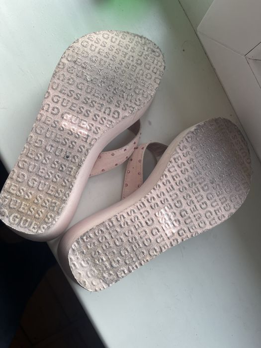 Стильні в'єтнамки GUESS Serina Charm Wedge 38,5 / 39 р