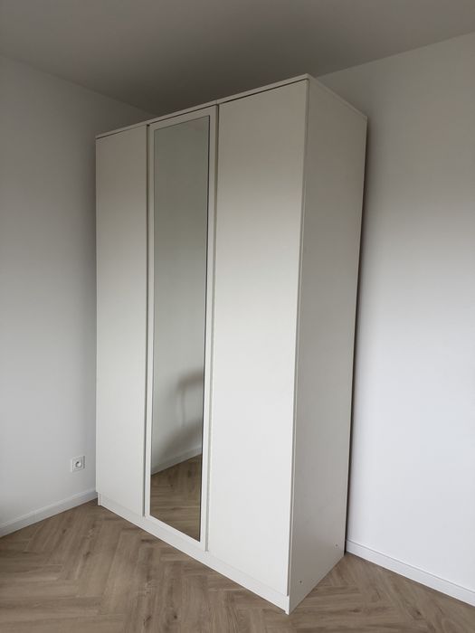 Biała szafa  z lustrem