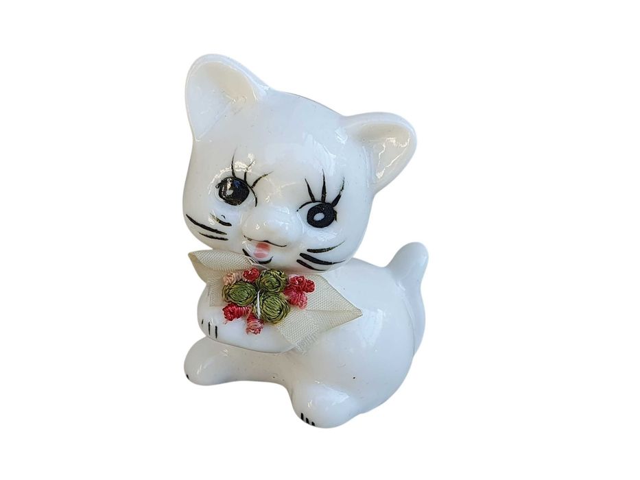 Stary porcelanowy kotek z bukietem kwiatów lata 90. unikat kolekcjonerski