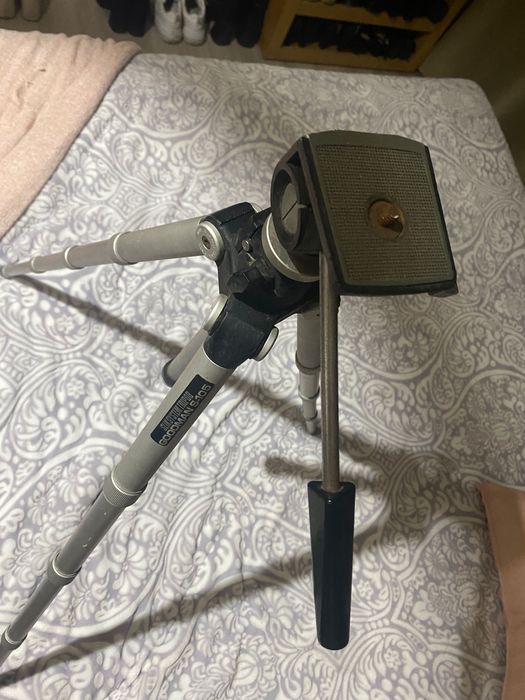 Tripé para fotografia/vídeo, estável, em bom estado