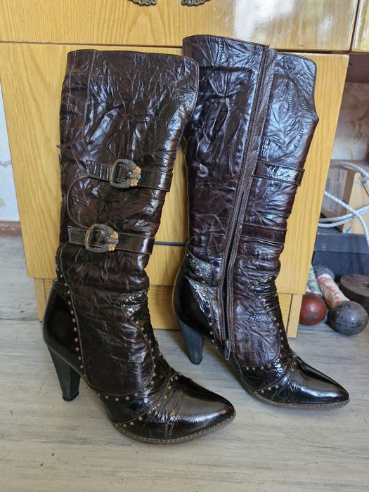 Віддаю безкоштовно шкіряне жіноче взуття 39 розміру