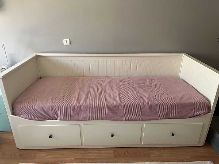 Cama individual/casal com arrumação, branca