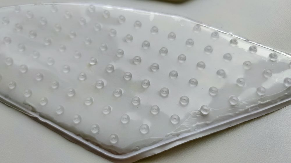 Захисна накладка на бак мотоцикла.