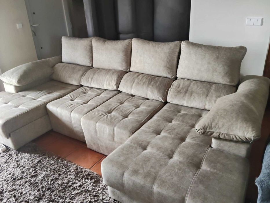 Sofa com 1 ano de uso. medidas 3 metros por 1,60 metro